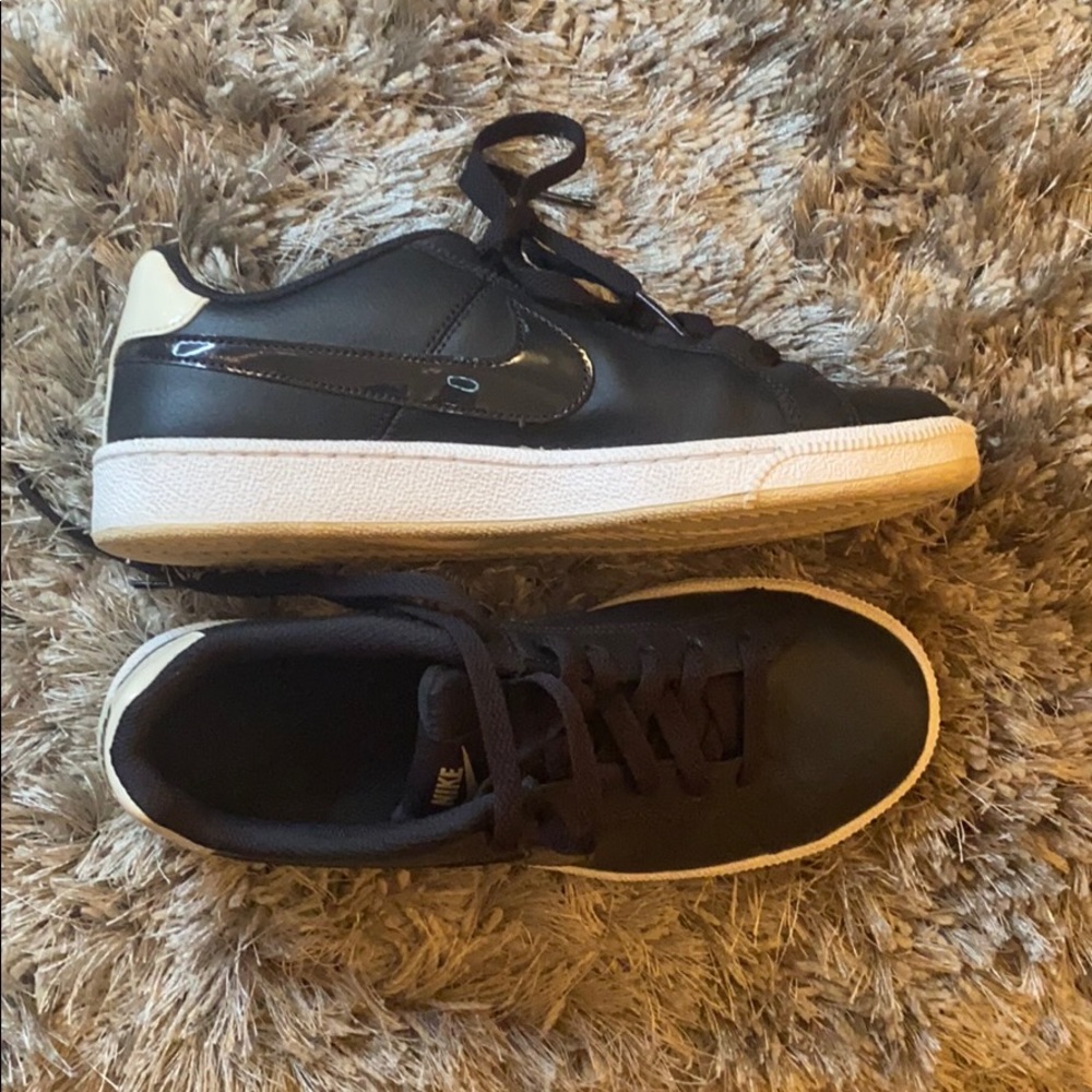 size 7.5 women’s nikes